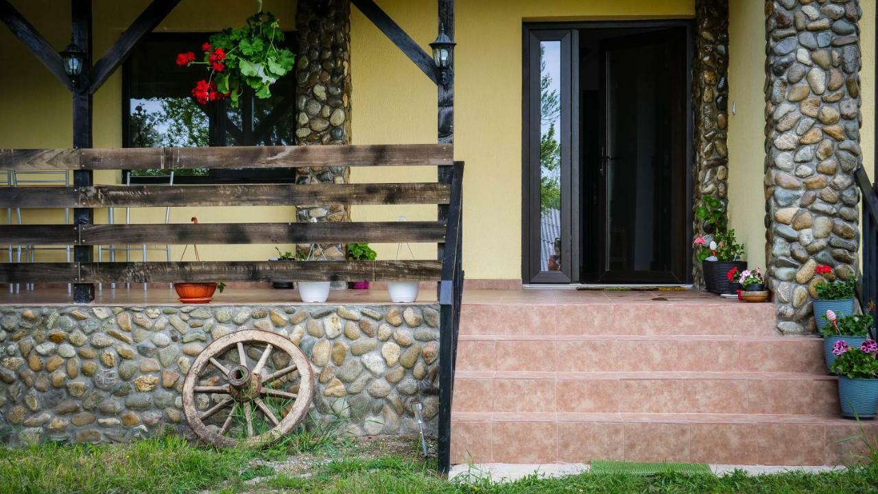 Pensiunea Gradinarilor Cu Ciubar Si Statie De Incarcare Electrica Auto Comanesti  외부 사진