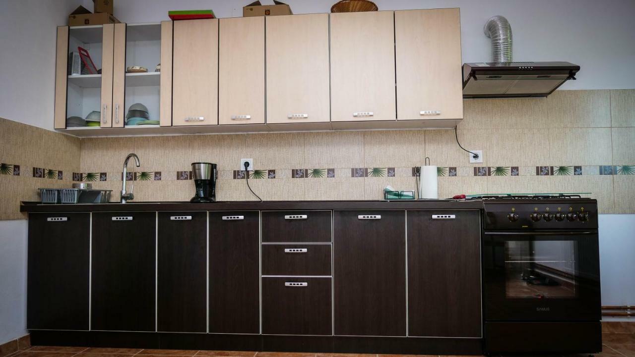 Pensiunea Gradinarilor Cu Ciubar Si Statie De Incarcare Electrica Auto Comanesti  외부 사진