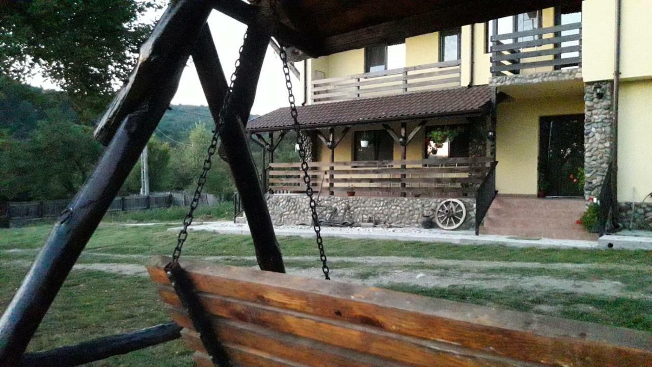 Pensiunea Gradinarilor Cu Ciubar Si Statie De Incarcare Electrica Auto Comanesti  외부 사진